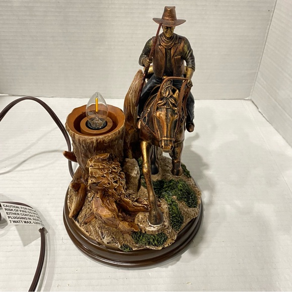 The Bradford Exchange John Wayne Bronze Pride Of The West Hurricane Lamp Read - Picture 2 of 5